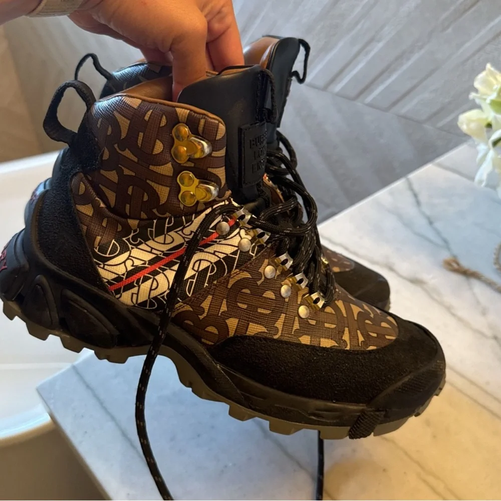 Burberry authentic shoes size 6.5 - Picture 5 of 5